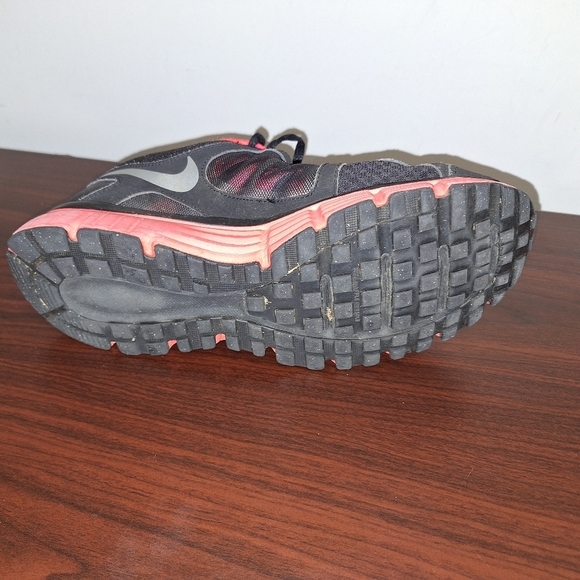 Nike Dual Fusion ST2 athletic shoes in a womens 11. Pre-loved and in great shape - Picture 2 of 13